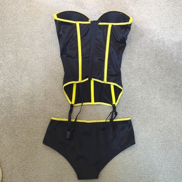 DC Comics Batman Black and Yellow Corset Set Medium - Picture 2 of 8